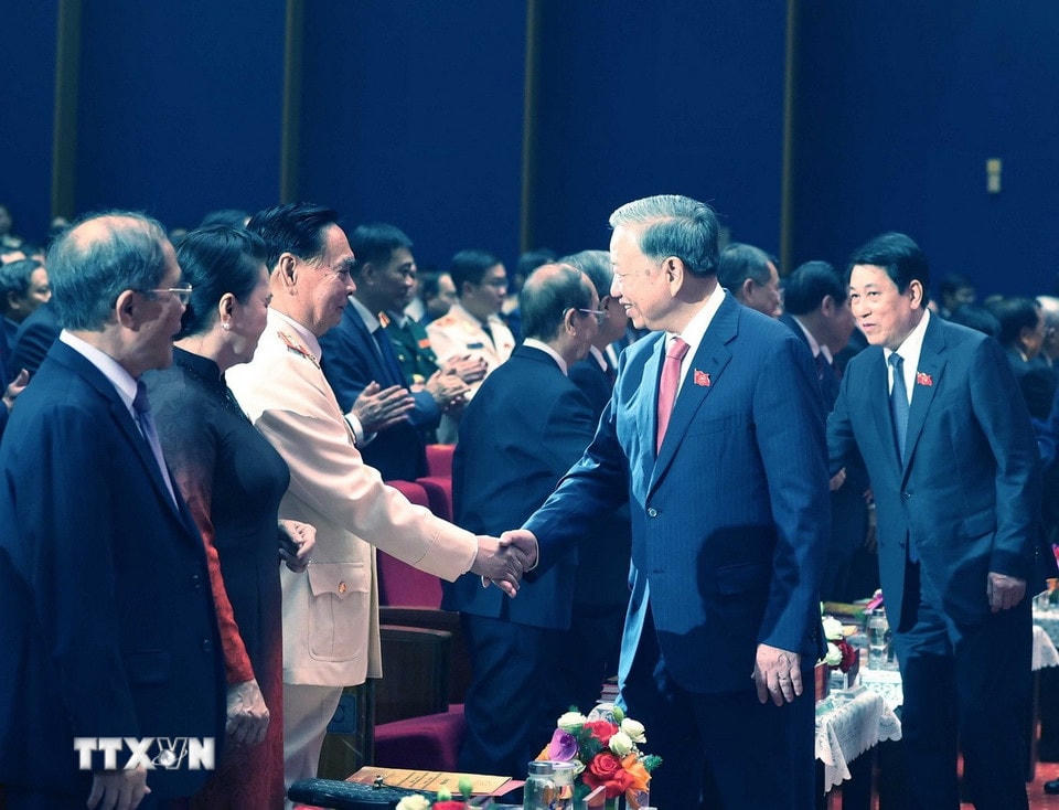 Các đồng chí lãnh đạo, nguyên lãnh đạo Đảng, Nhà nước, Chính phủ tham dự buổi lễ. (Ảnh: Thống Nhất/TTXVN)