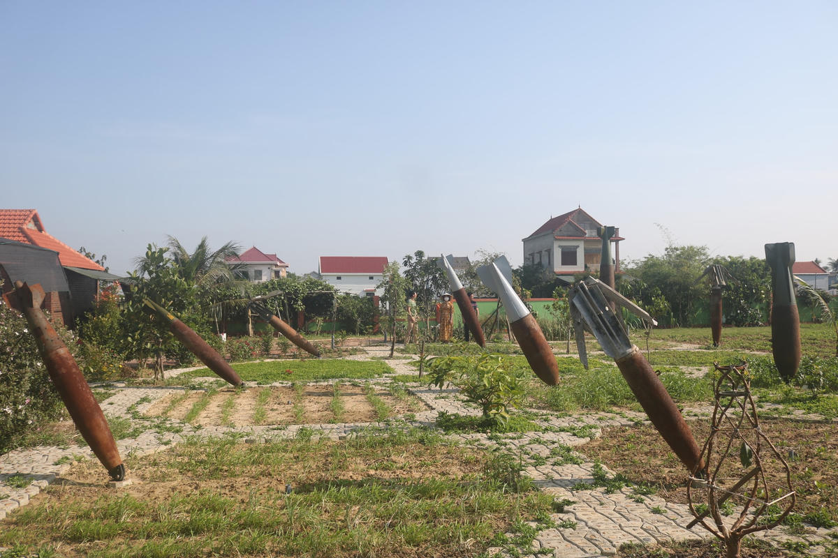 Một góc vườn kỷ vật chiến tranh của cựu chiến binh Trần Văn Quận