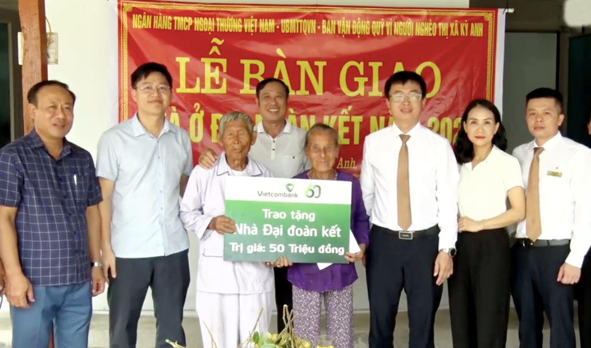 Bàn giao nhà Đại đoàn kết cho ông Nguyễn Văn Đặng.