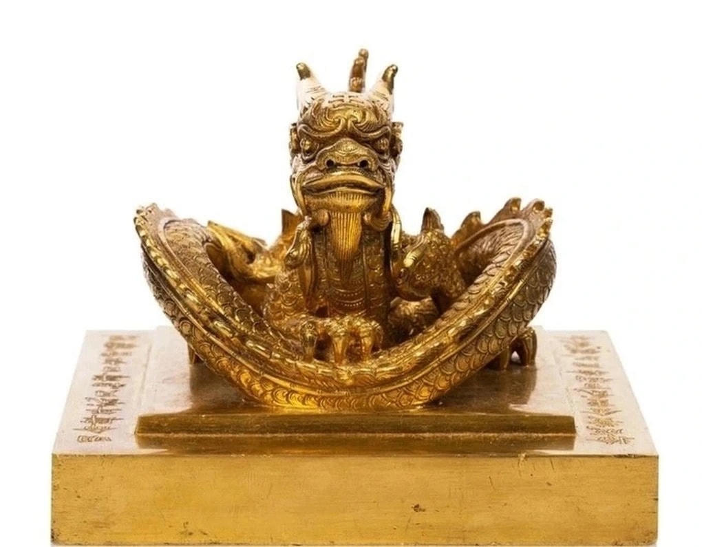 Ấn vàng “Hoàng đế chi bảo”.