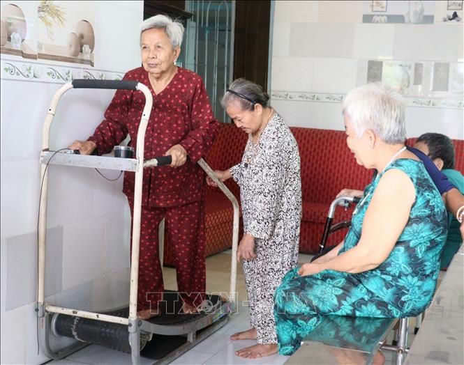 Các cụ già cùng nhau luyện tập thể dục để nâng cao sức khỏe.