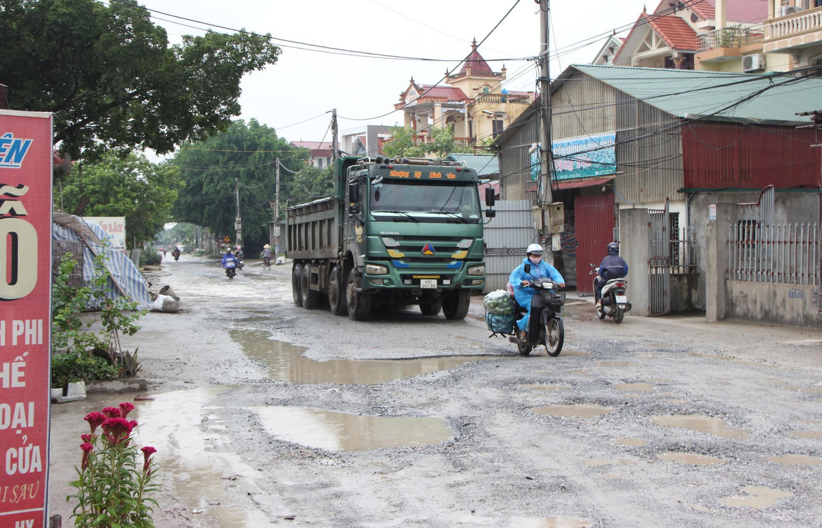 Hưng Yên: Người dân khổ sở vì đường tỉnh lộ 382 xuống cấp