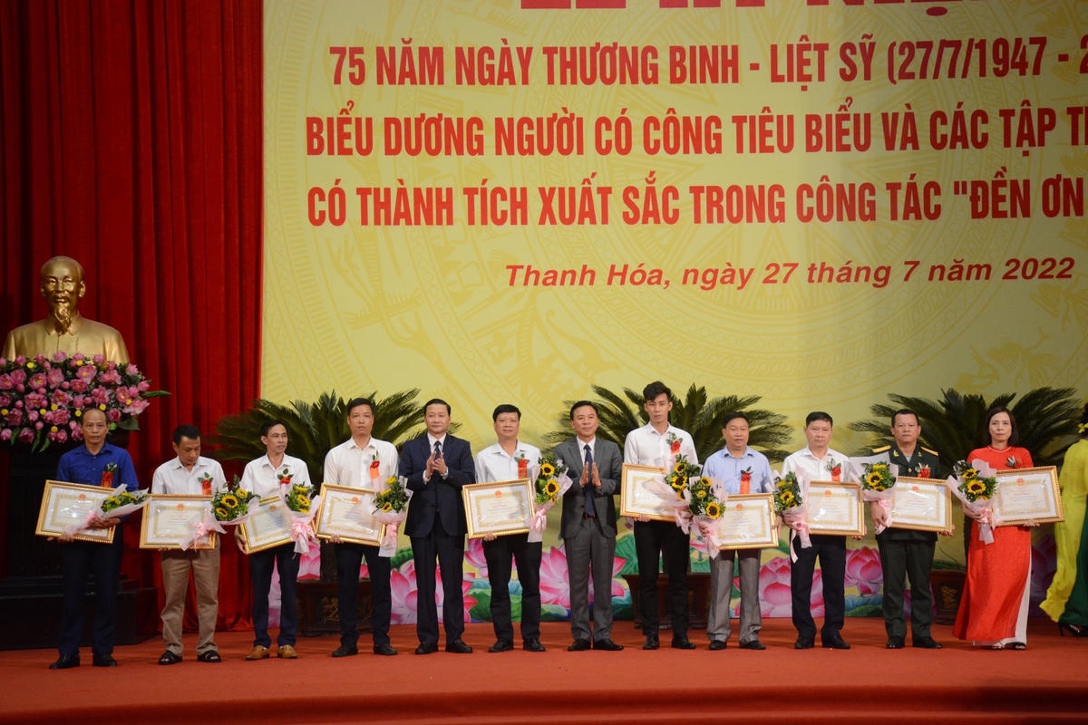 165 người có công, thân nhân người có công với cách mạng và 10 tập thể có thành tích xuất sắc trong công tác “Đền ơn đáp nghĩa” được tặng Bằng khen.