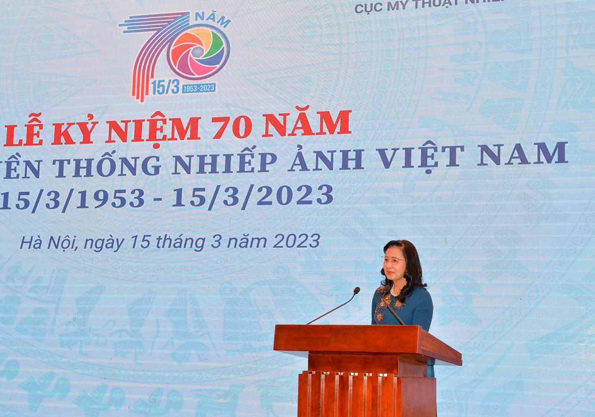 Bà Trần Thị Thu Đông, Chủ tịch Hội Nghệ sĩ Nhiếp ảnh Việt Nam phát biểu tại sự kiện. 