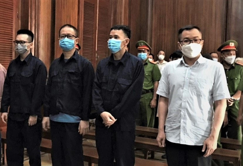 Bị cáo Tề Trí Dũng (ngoài cùng bên phải) cùng các đồng phạm tại phiên tòa.