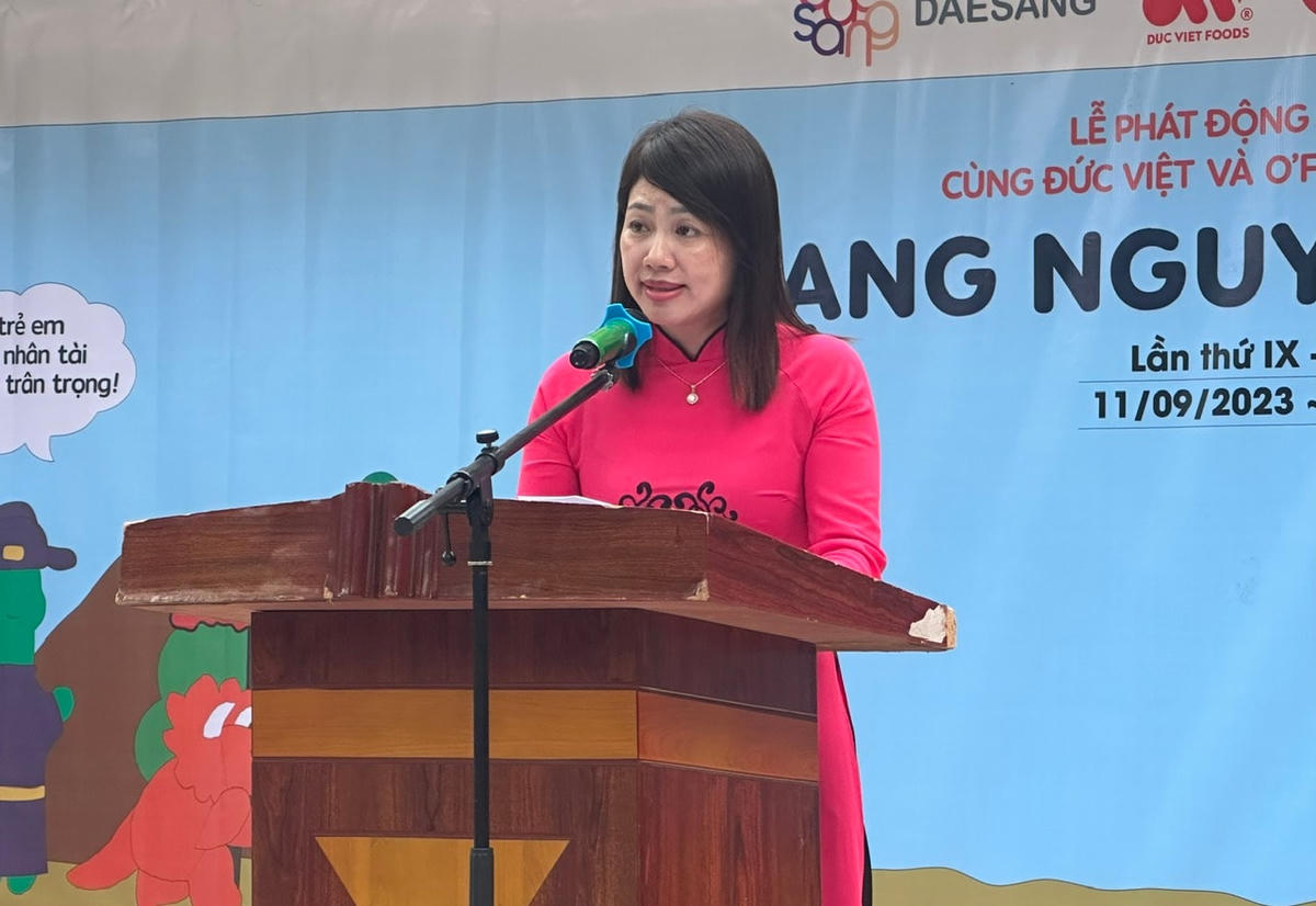 Bà Lê Thị Loan - Hiệu trưởng Trường THCS Phú Diễn phát biểu tại lễ phát động. 