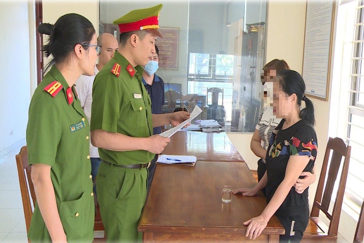 Bà Lê Thị Thoan nghe lệnh khởi tố bị can từ cơ quan Công an.