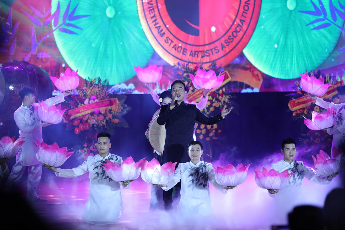 Chương trình nghệ thuật đường phố “Tinh hoa nghệ thuật Việt”. (ảnh: Thanh Tùng).