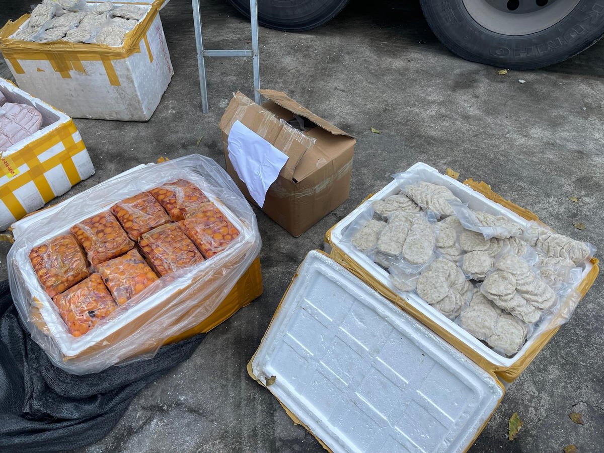 Công an tỉnh Thừa Thiên - Huế vừa phát hiện và thu giữ nhiều loại thực phẩm không rõ nguồn gốc.
