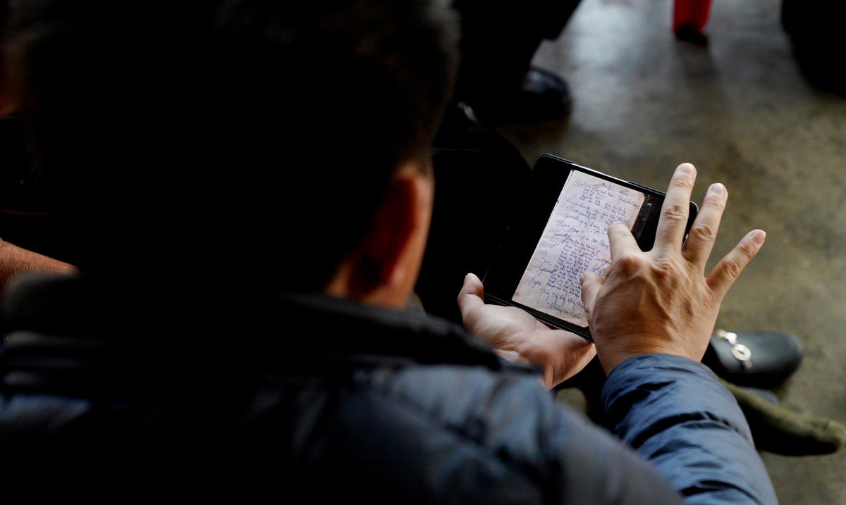 Ông Trần Nhật Tân, Chủ tịch Ủy ban MTTQ Việt Nam tỉnh Hà Tĩnh dày công liên hệ, tìm tung tích chủ nhân cuốn sổ. 