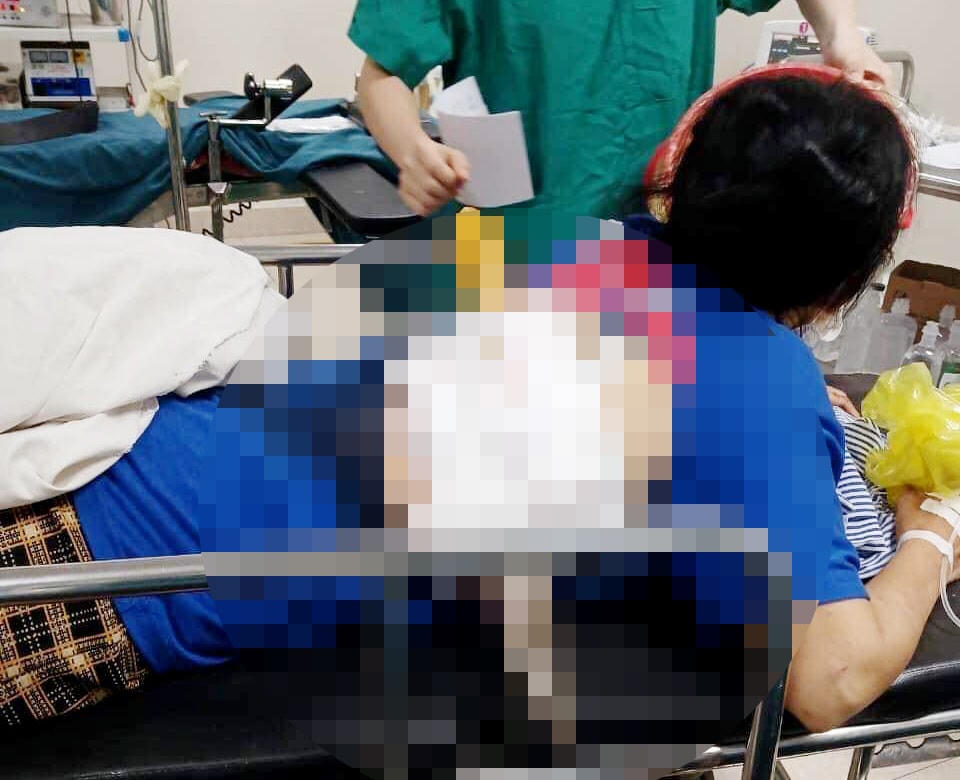 Bà N.T.L. bị dao đâm xuyên lưng sau khi mâu thuẫn cùng chồng.