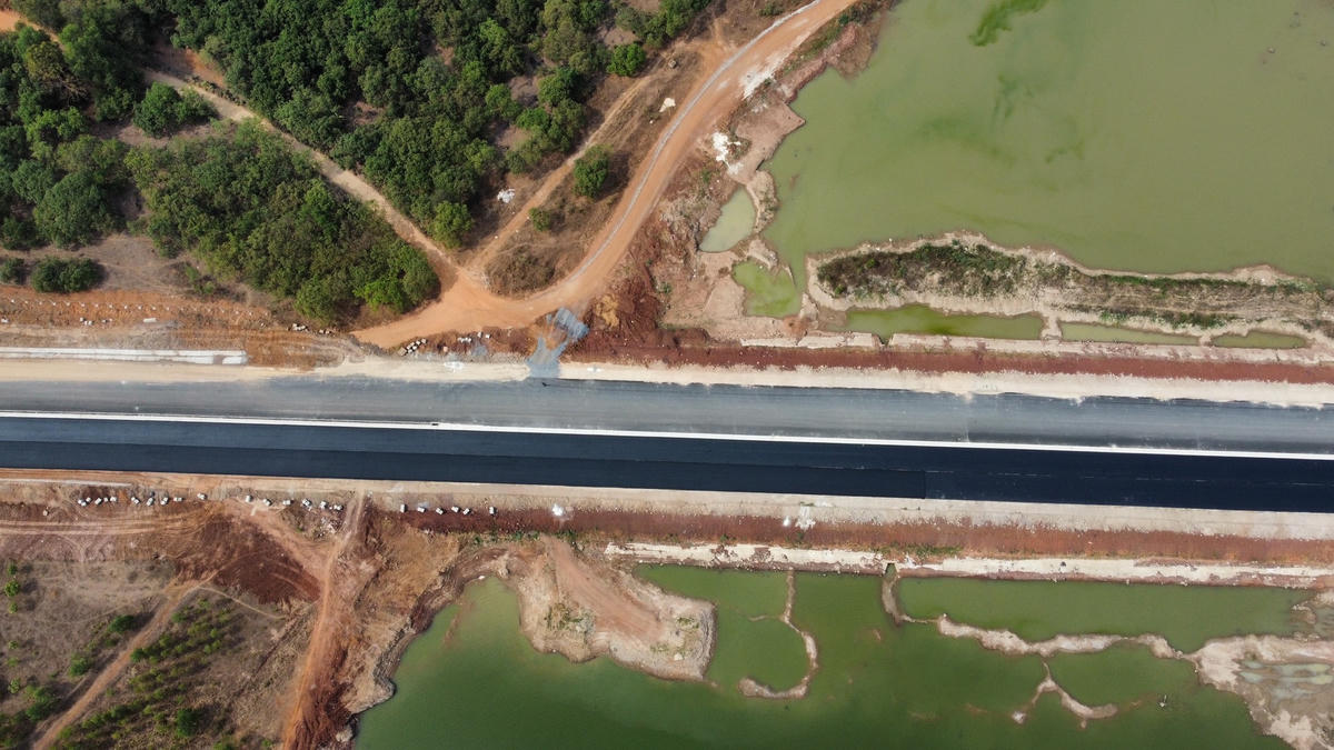 Theo dự kiến, tuyến cao tốc này sẽ hoàn thành và đưa vào khai thác vào dịp lễ 30/4 năm nay. Cao tốc này cũng góp phần kết nối sân bay Long Thành, tạo nên trục giao thông liền mạch giữa TP Hồ Chí Minh – Đồng Nai – Bình Thuận; giảm thời gian di chuyển. Ảnh: Mạnh Thìn.