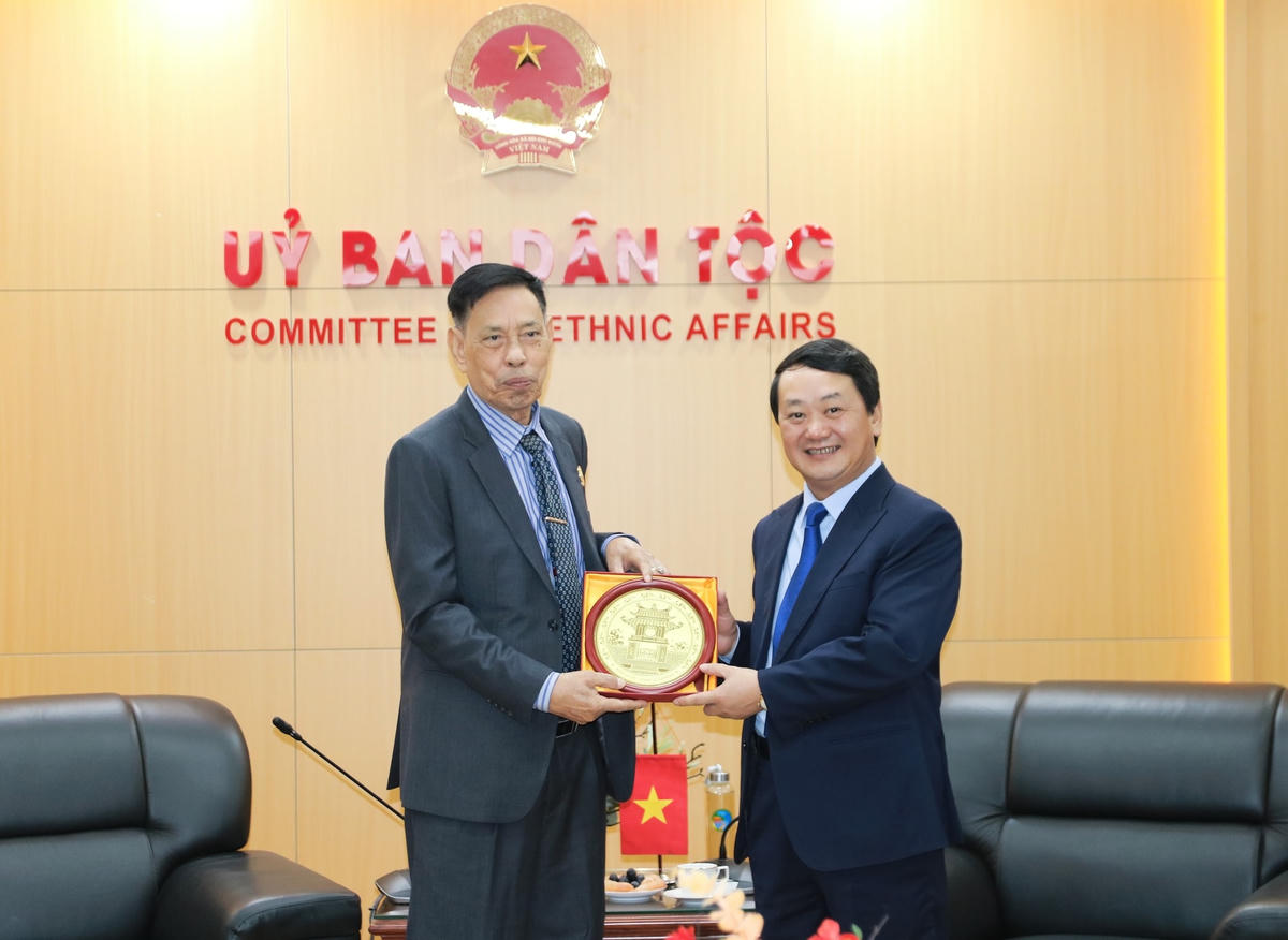 Bộ trưởng, Chủ nhiệm Ủy ban Dân tộc Hầu A Lềnh tặng quà lưu niệm cho Đoàn đại biểu cấp cao Hội đồng Quốc gia Mặt trận Đoàn kết Phát triển Tổ quốc Campuchia.
