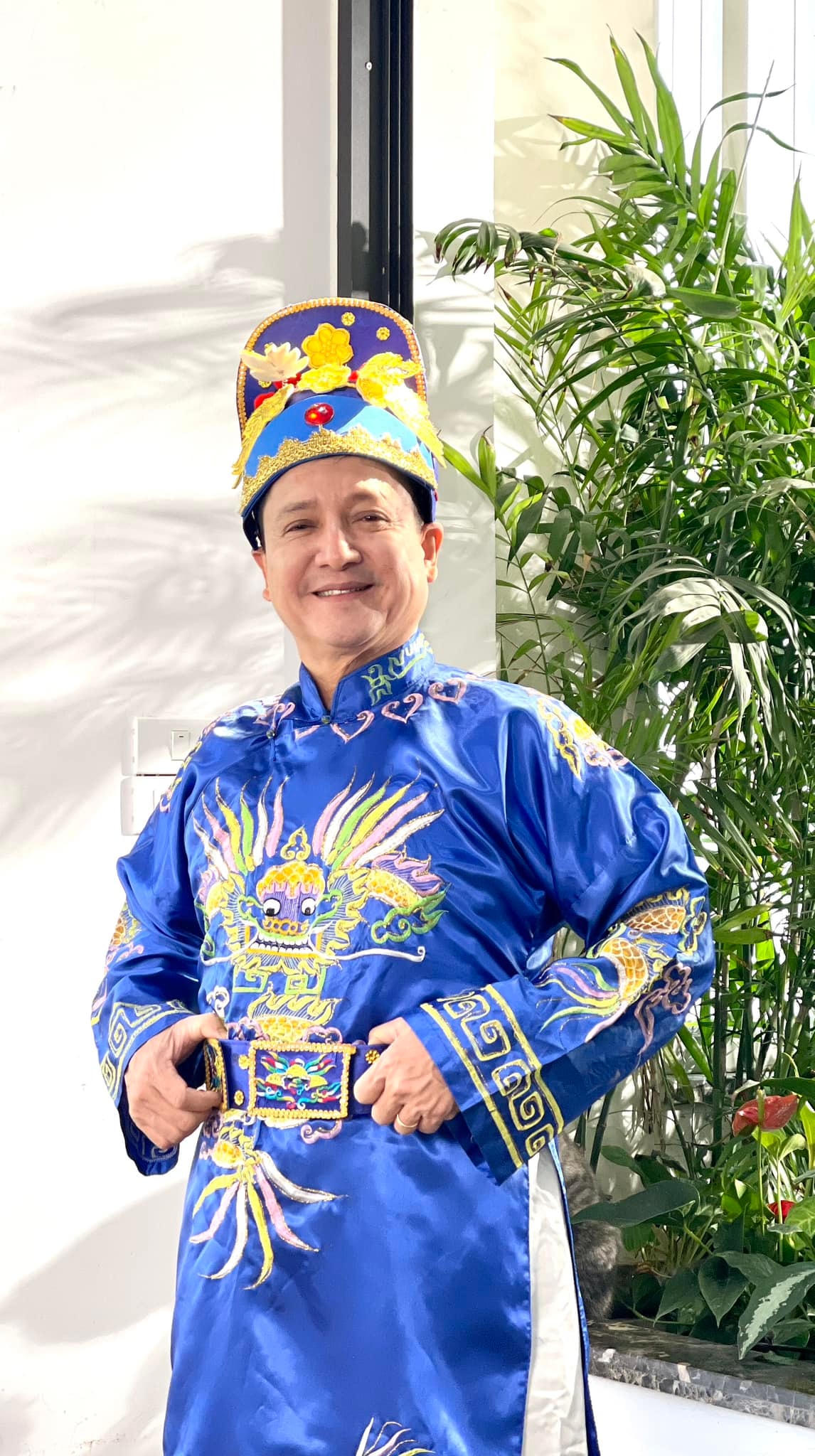 Còn NSƯT Chí Trung phụ trách lĩnh vực đất cát, nhà cửa, sổ đỏ...