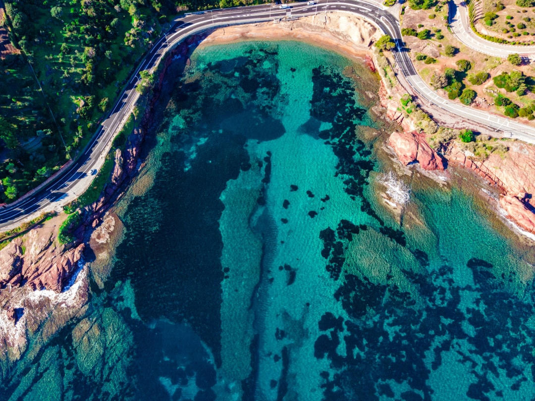 D599, Pháp – là tuyến đường đi qua ngôi làng cổ kính Agay, gần như cách đều Cannes và Saint-Tropez.