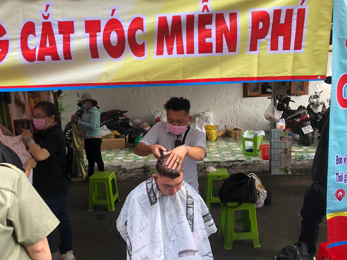 Hoạt động cắt tóc miễn phí bên lề Ngày hội.