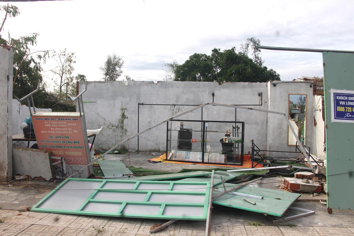Nhà dân bị tốc mái do bão số 4. 