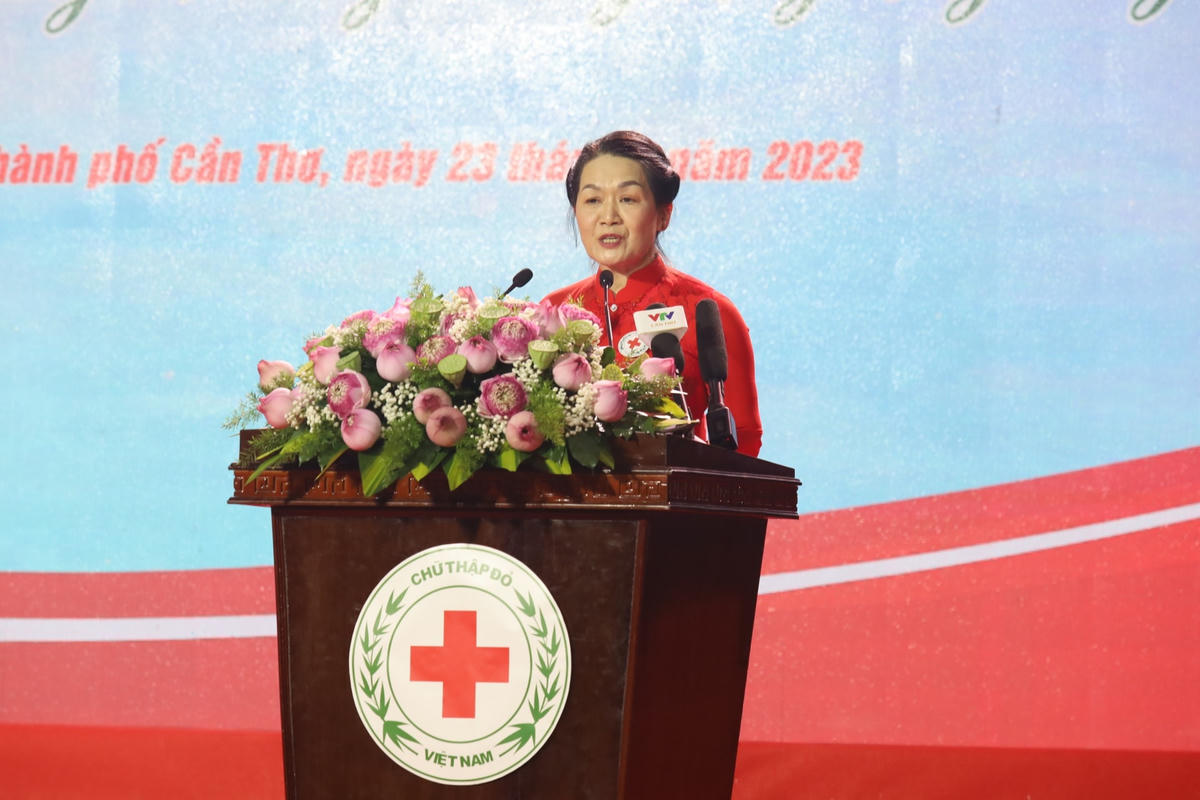 Bà Bùi Thị Hòa, Chủ tịch Hội Chữ thập đỏ Việt Nam phát biểu.