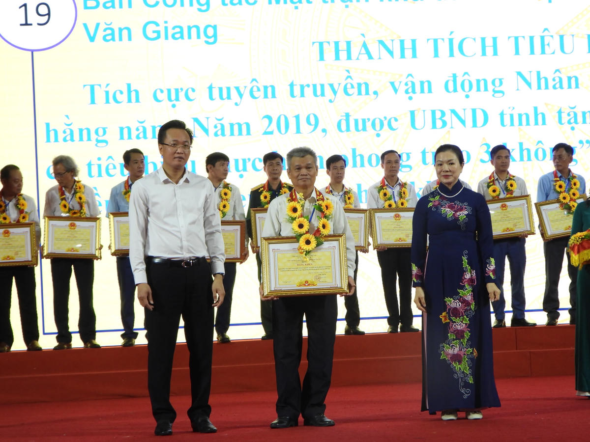 Phó Chủ tịch Ủy ban Trung ương MTTQ Việt Nam Trương Thị Ngọc Ánh cùng Bí thư Tỉnh ủy Hưng Yên Nguyễn Hữu Nghĩa khen thưởng cho các tập thể, cá nhân có thành tích xuất sắc.