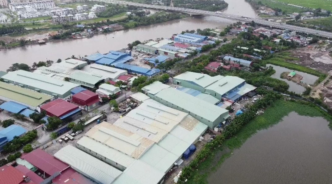 Dãy nhà xưởng tại khu vực ngoài đê sông Lạch Tray.