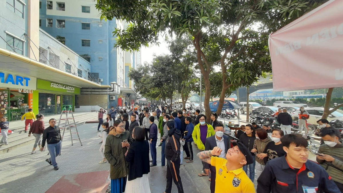 Cư dân treo băng rôn đòi quyền lợi tại Khu chung cư Kim Văn Kim Lũ