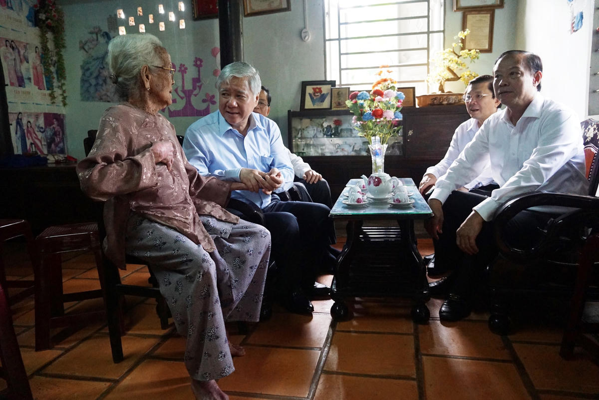 Mẹ Việt Nam Anh hùng Trần Thị Đường bày tỏ niềm xúc động trước tình cảm của Đoàn công tác. Ảnh: Mạnh Thìn.