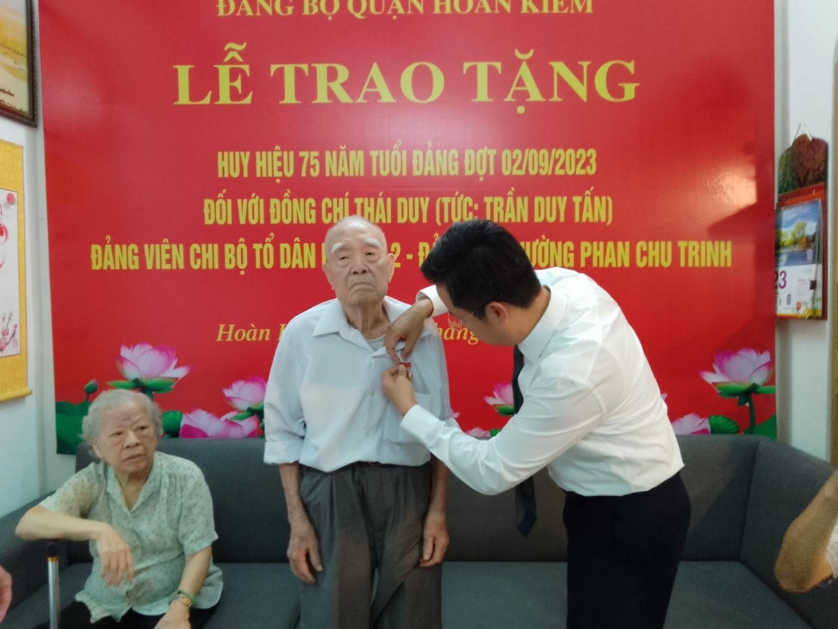 Bí thư Quận ủy quận Hoàn Kiếm Vũ Đăng Định trao huy hiệu 75 năm tuổi Đảng cho nhà báo Thái Duy.