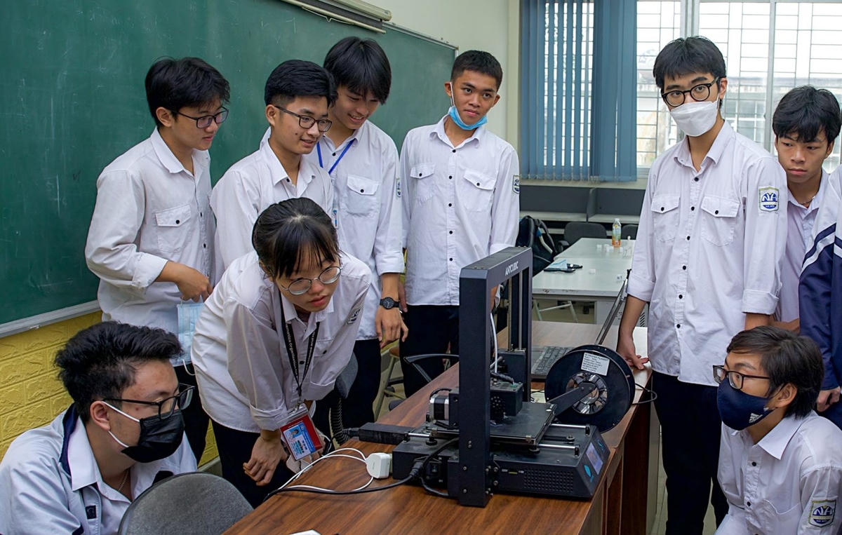 Học sinh phổ thông trải nghiệm, tìm hiểu về ngành nghề đào tạo tại Đại học Bách khoa Hà Nội.