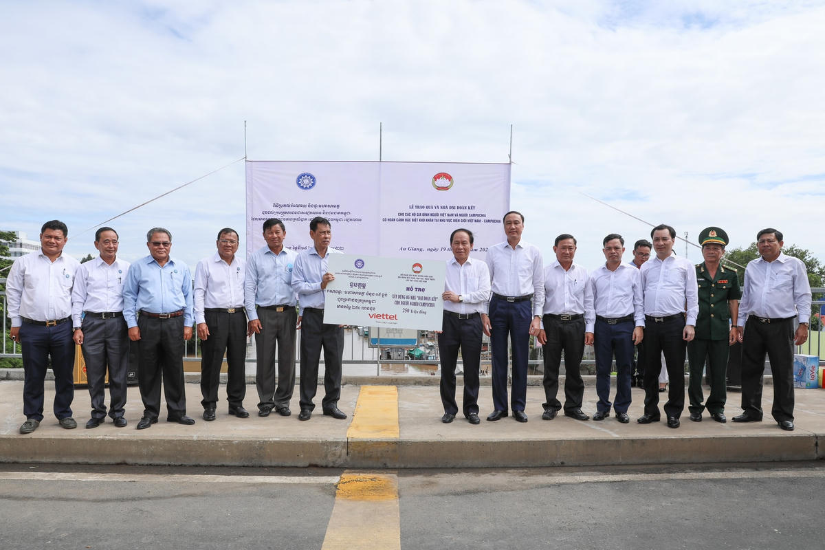 Ông Lê Tiến Châu, Ủy viên Trung ương Đảng, Phó Chủ tịch – Tổng Thư ký UBTƯ MTTQ Việt Nam trao 5 căn nhà Đại đoàn kết cho các hộ gia đình có hoàn cảnh khó khăn tại Campuchia.