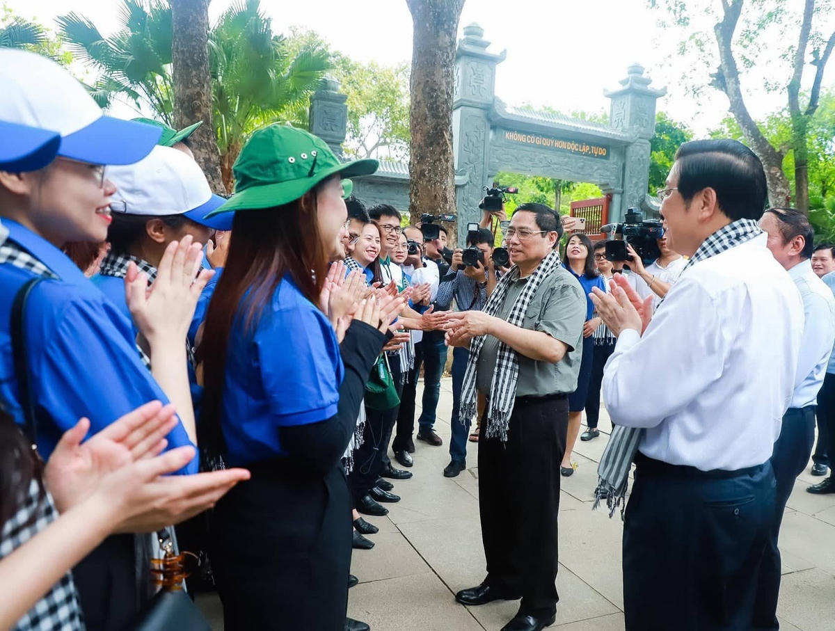 Thủ tướng trò chuyện với đoàn du khách về thăm quê Bác.