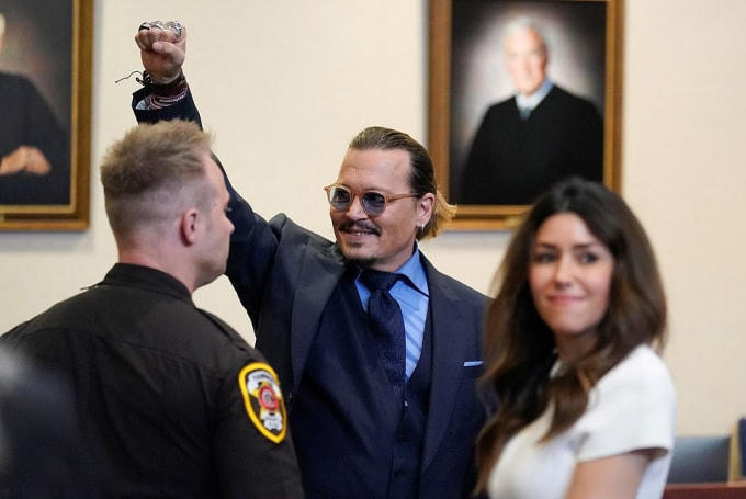 Johnny Depp bên luật sư Camille Vasquez khi rời tòa án. Ảnh: Reuters.
