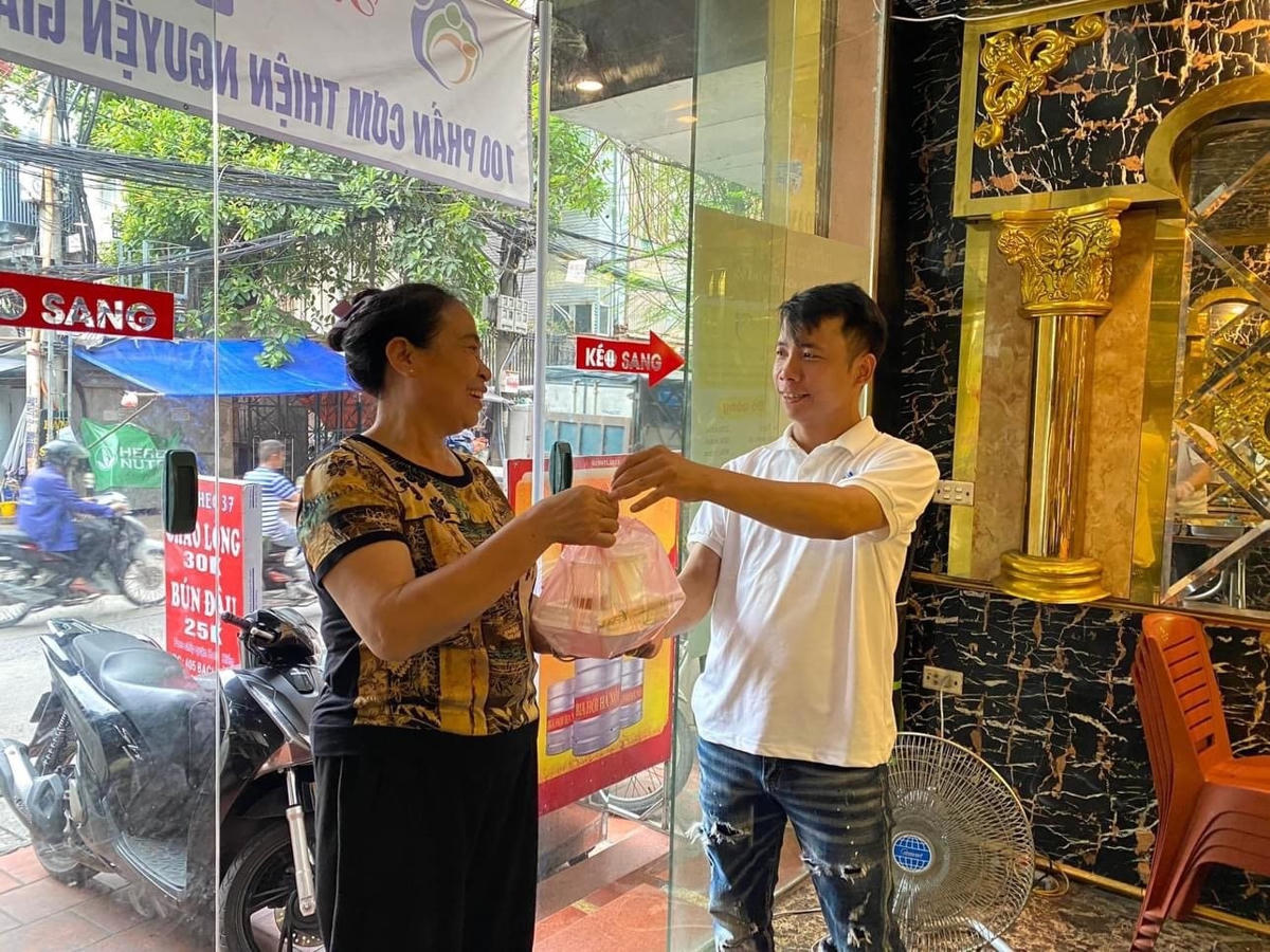 Những suất cơm được đóng gói cẩn thận trước khi trao cho khách .