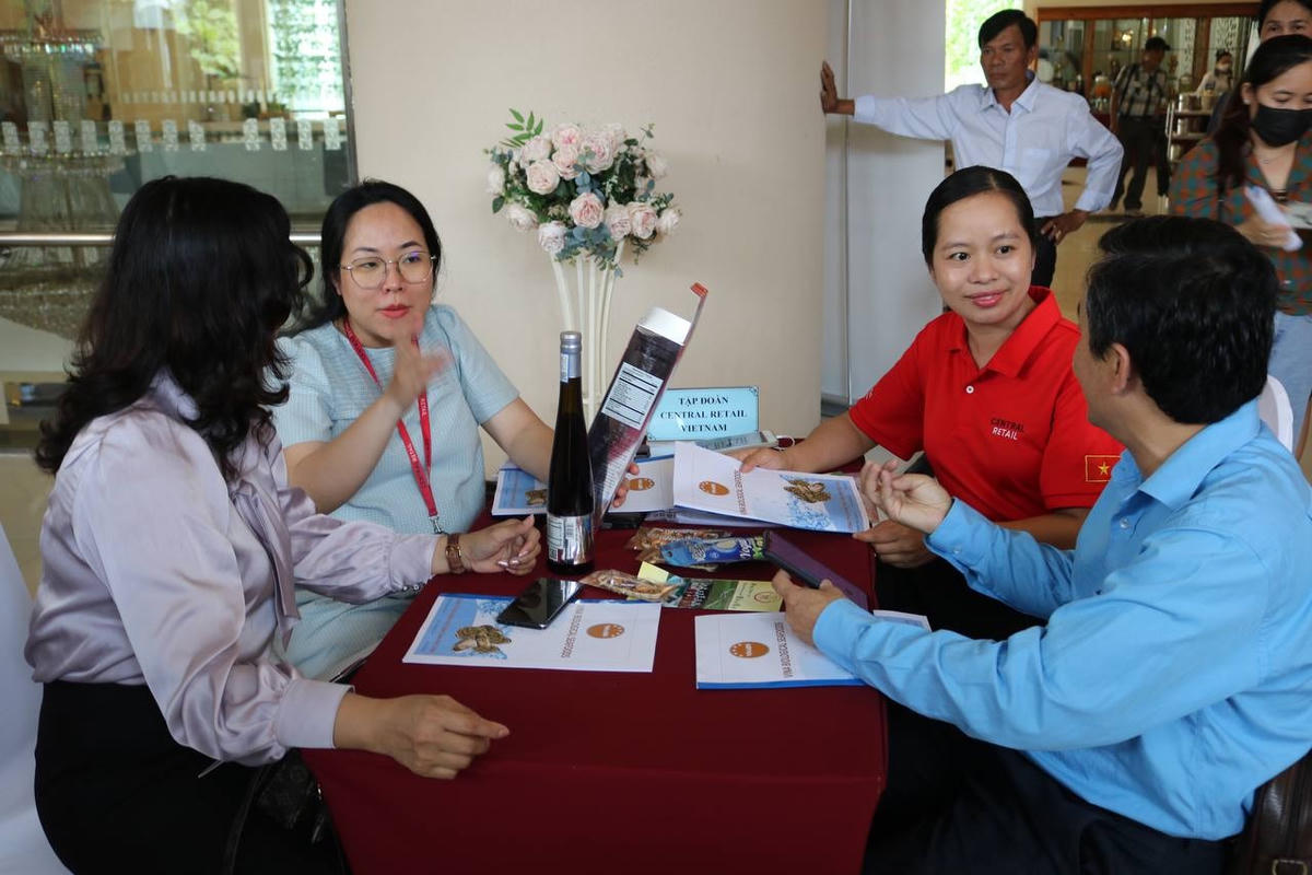 Đại diện Central Retail đang tư vấn cho các doanh nghiệp
