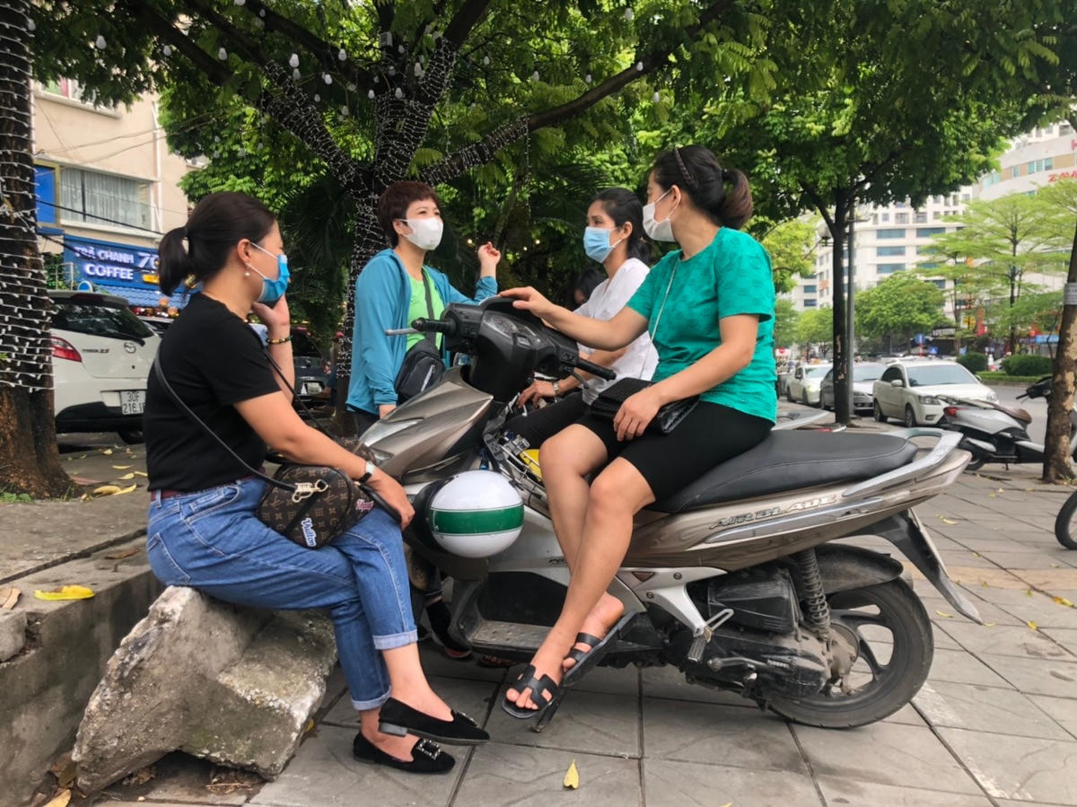 Phụ huynh thấp thỏm đợi con tại điểm thi Trường THPT Chuyên Hà Nội - Amsterdam, điểm thi lớn nhất Hà Nội với 40 phòng thi.