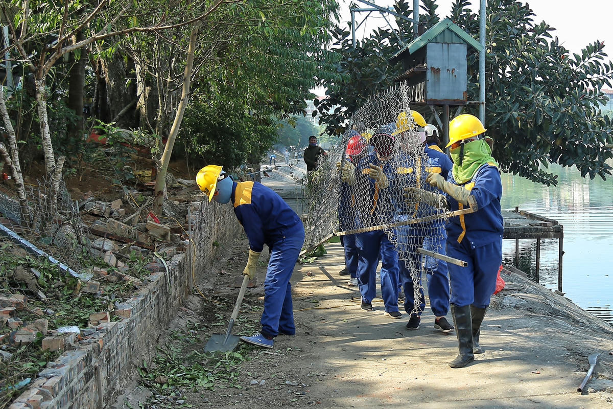 Bên cạnh đó, tại bờ kè hồ nhà hàng "Dũng Ộp" còn xây tường, quây sắt để trồng cây trang trí cho quán.