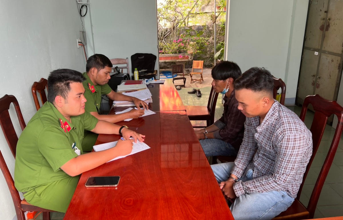 Công an phường Ea Tam, TP Buôn Ma Thuột  lấy lời khai các đối tượng.