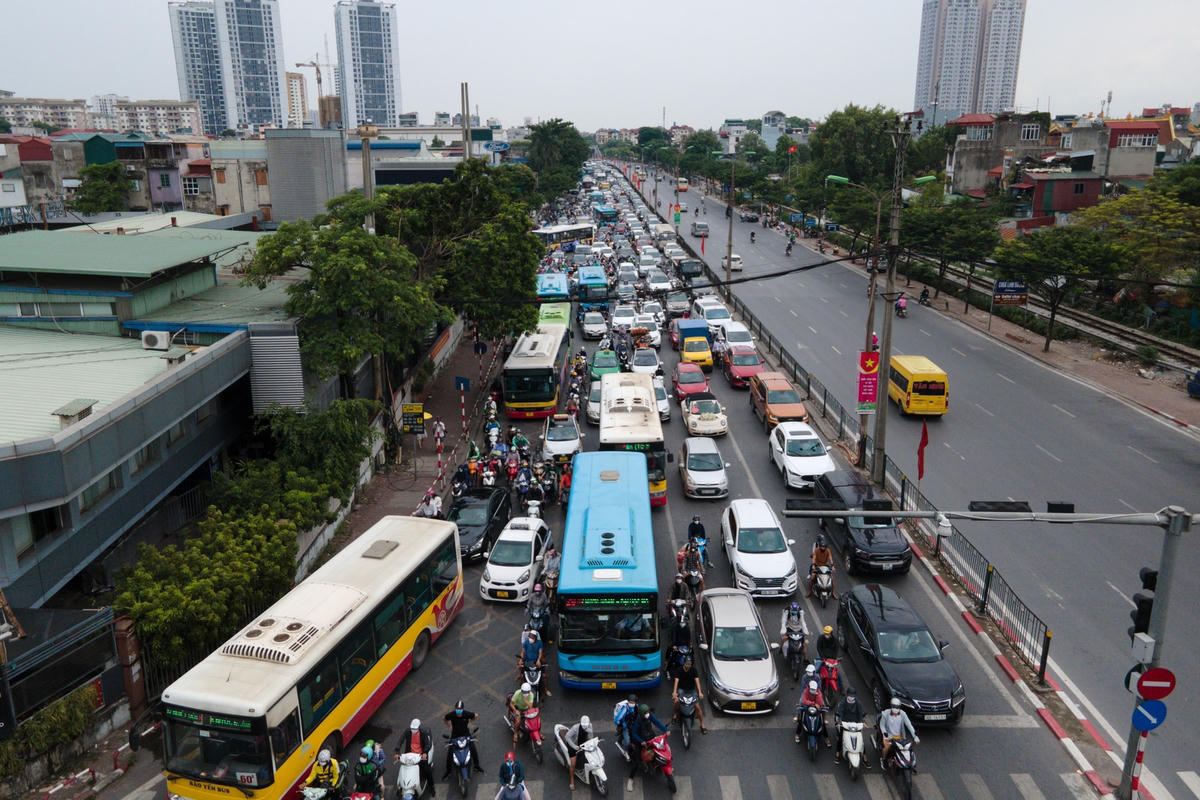 Hàng dài phương tiện nối đuôi về thành phố.