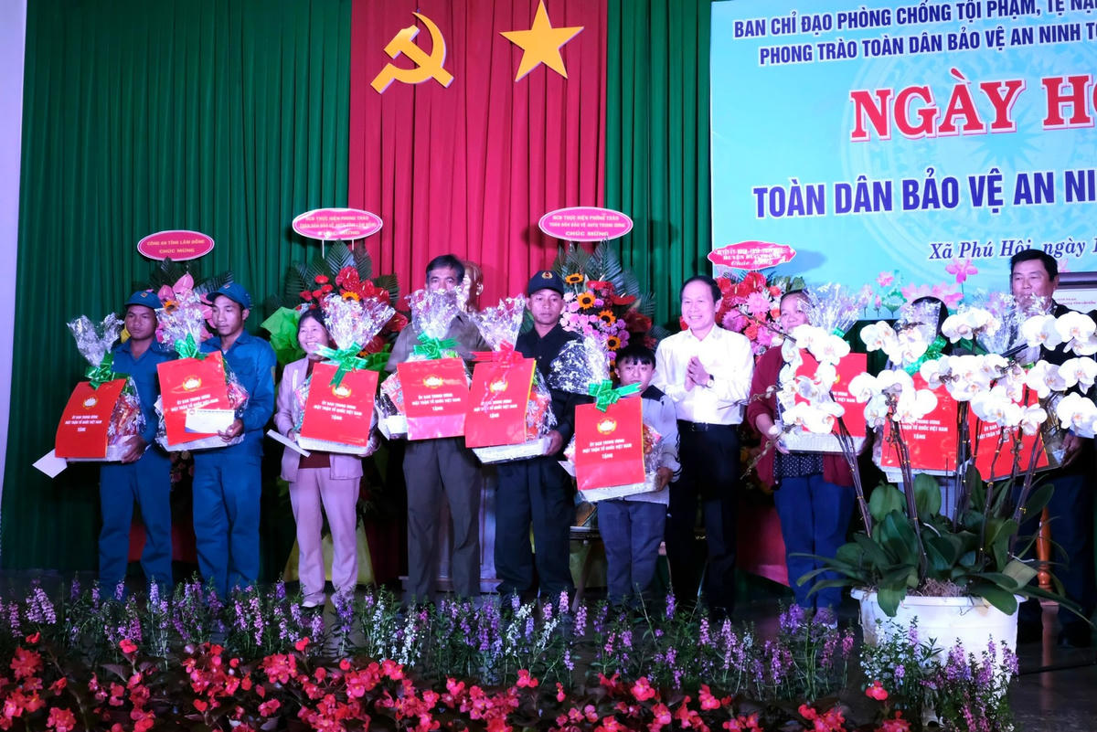 Ủy viên Trung ương Đảng, Phó Chủ tịch – Tổng Thư ký UBTƯ MTTQ Việt Nam Lê Tiến Châu trao quà cho các hộ dân có đóng góp xuất sắc cho phong trào toàn dân bảo vệ an ninh Tổ quốc.