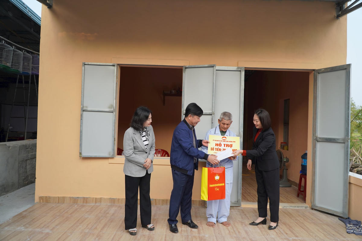 Động viên các hộ nghèo nỗ lực vươn lên trong cuộc sống. Ảnh: X.T