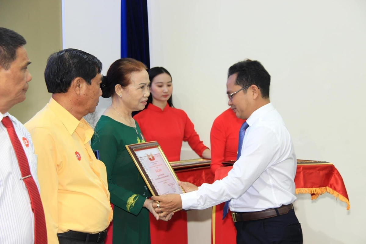 Ông Phạm Minh Tuấn, Phó Chủ tịch Ủy ban MTTQ Việt Nam Thành phố trao tặng Bằng khen cho các cá nhân người cao tuổi làm kinh tế giỏi giai đoạn 2018 - 2023.
