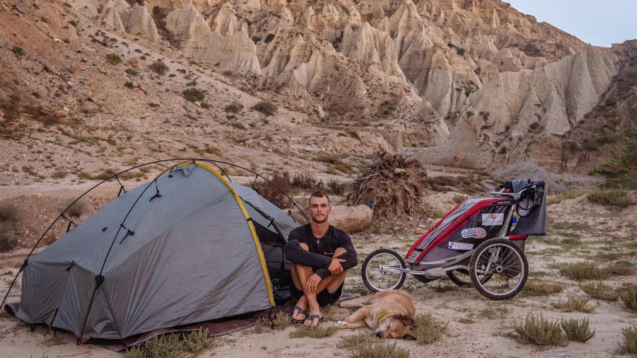 Tom Turcich và chú chó Savannah ở Morocco. Ảnh: CNN.
