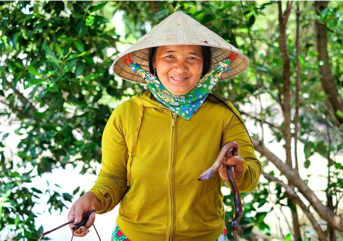 Chị Lâm Thị Thân người có hơn 20 năm sống bằng nghề câu lịch bán. Ảnh: Nguyên Du