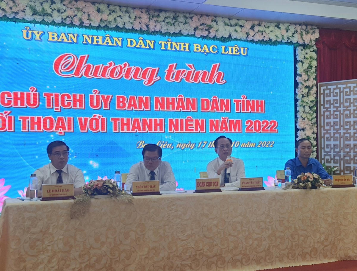 Chủ tịch UBND tỉnh Bạc Liêu Phạm Văn Thiều phát biểu tại buổi đối thoại với thanh niên.