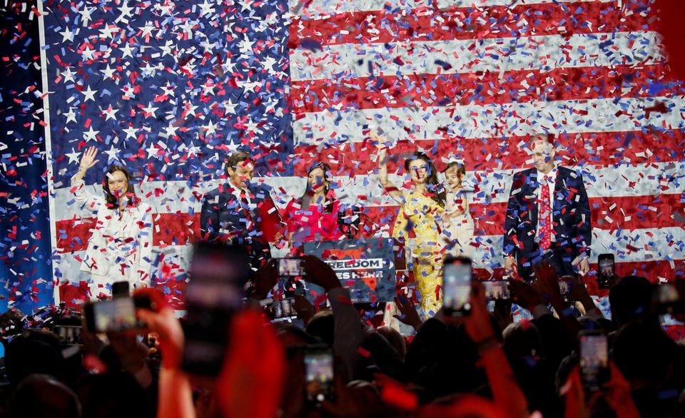 Thống đốc bang Florida Ron DeSantis ăn mừng trên sân khấu với vợ Casey và gia đình trong bữa tiệc đêm bầu cử giữa kỳ Mỹ năm 2022 ở Tampa, Florida, ngày 8 /11/2022.