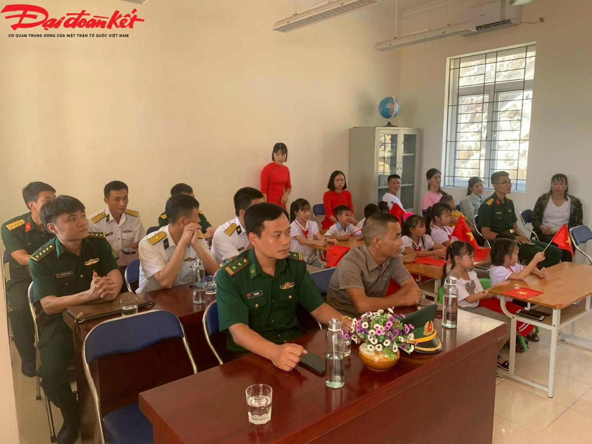 Lễ khai giảng ngôi trường đặc biệt nơi đảo tiền tiêu xa nhất của tỉnh Quảng Ninh có sự tham dự, chung vui của đại diện các đơn vị đóng quân trên đảo.