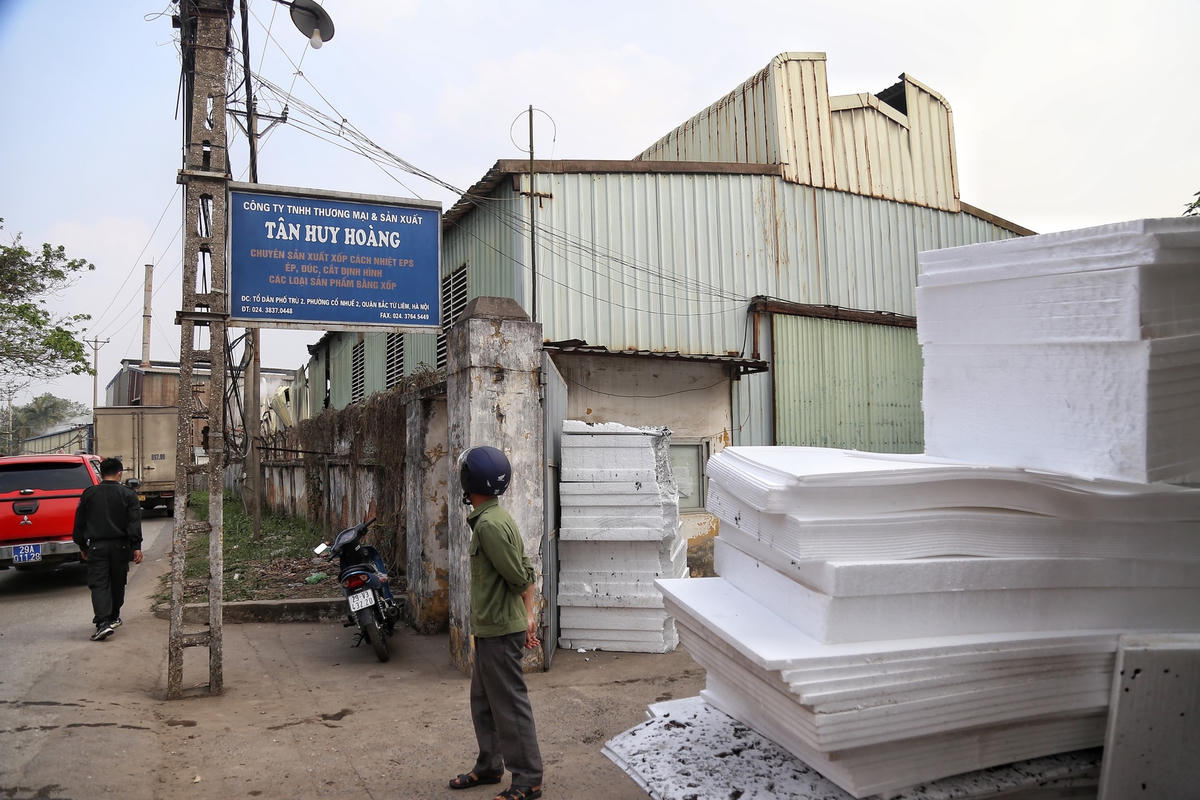 Cháy lớn thiêu rụi xưởng sản xuất xốp cách nhiệt tại Hà Nội