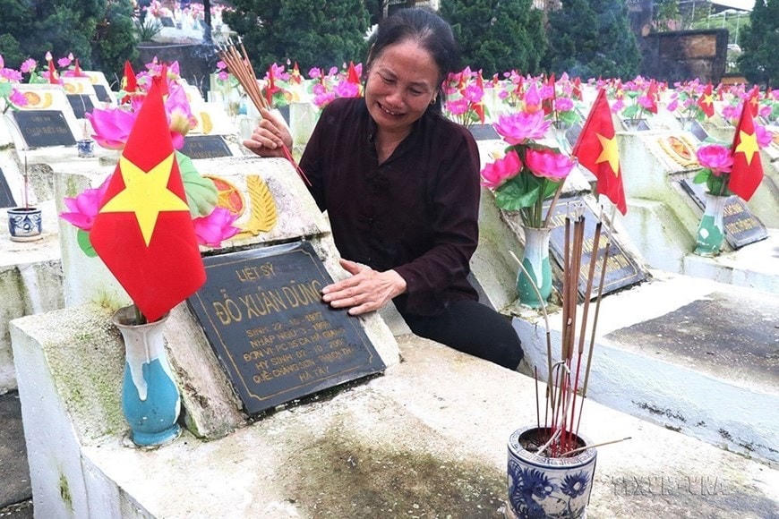Thân nhân liệt sĩ hy sinh trong cuộc chiến đấu bảo vệ biên giới phía Bắc đến thắp hương tại Nghĩa trang liệt sĩ Quốc gia Vị Xuyên, Hà Giang (11/7/2017). Ảnh: Minh Tâm/TTXVN.