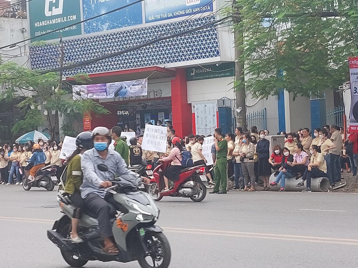 Sáng ngày 13/10, một bộ phận người lao động của doanh nghiệp tập trung, giương biểu ngữ trước cổng cơ sở ở số 72 Lạch Tray.