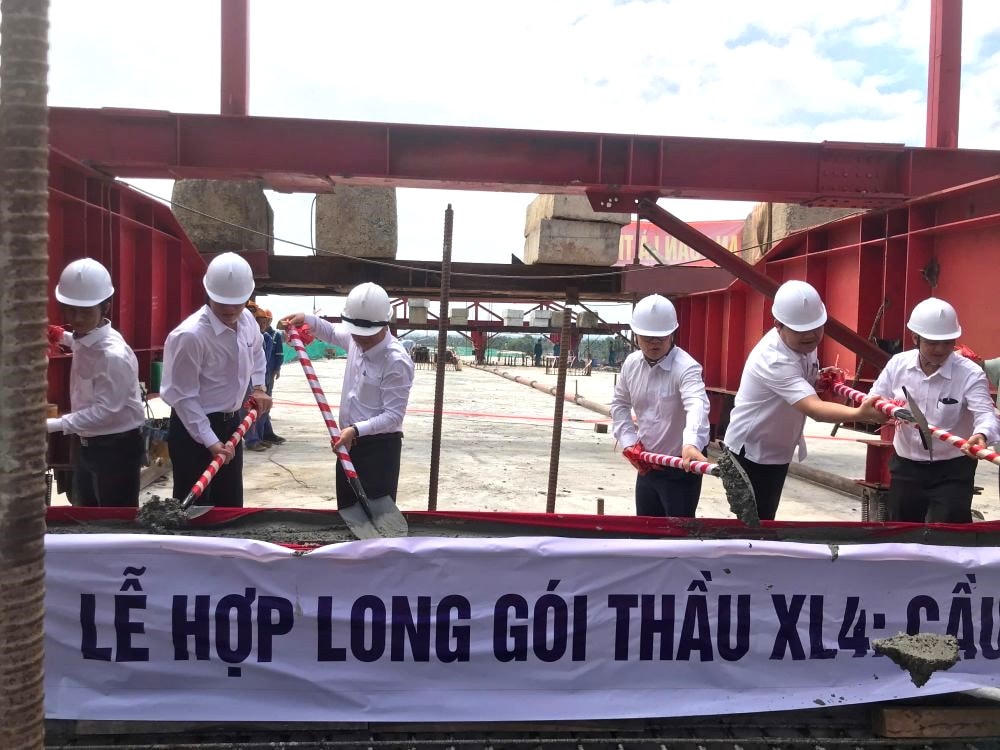 Nghi thức hợp long. Ảnh Th.Th