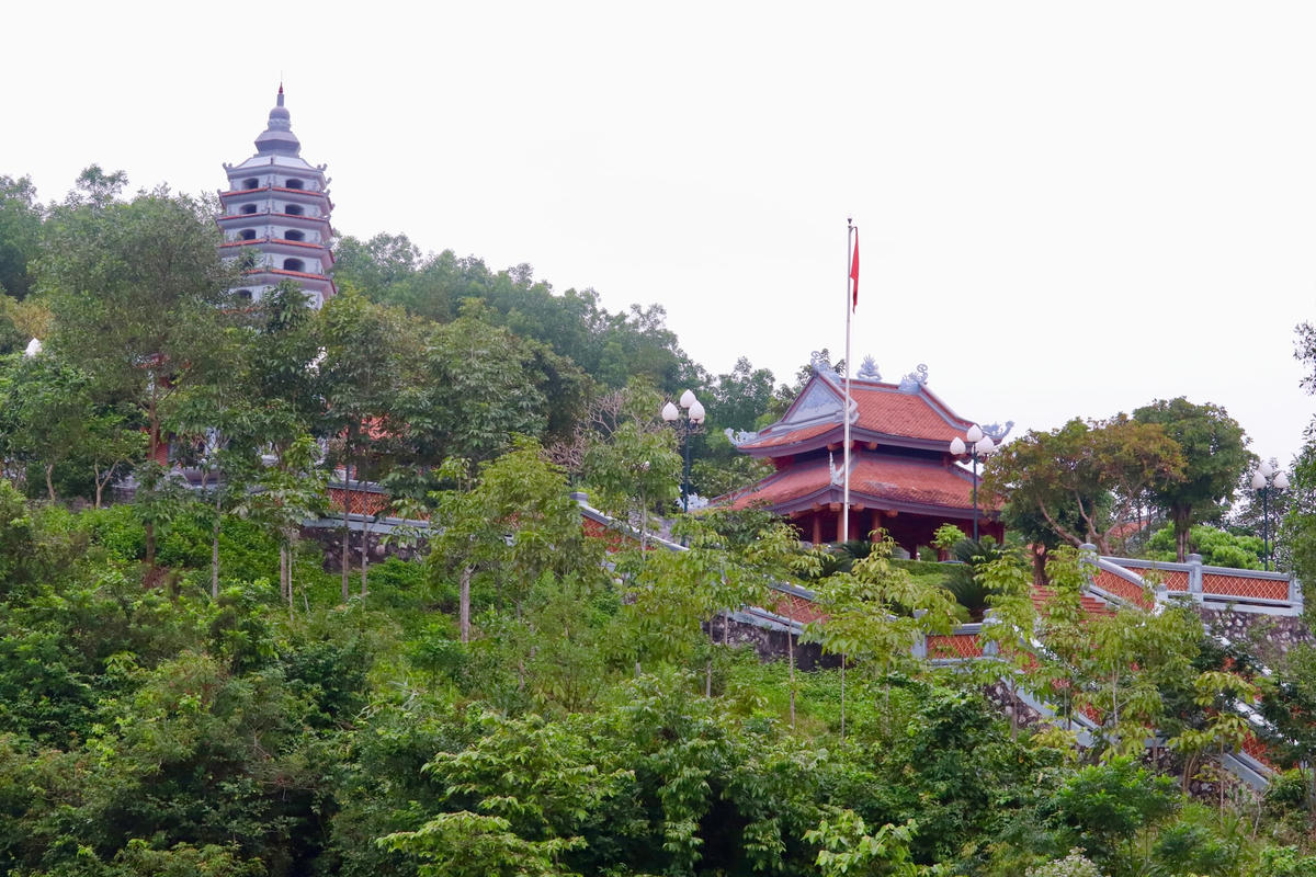 Đền tưởng niệm liệt sĩ Trường Sơn bến phà Long Đại nằm ở địa phận thôn Long Đại (xã Hiền Ninh, huyện Quảng Ninh, tỉnh Quảng Bình), đây là nơi ghi dấu những chiến công hào hùng của các cựu chiến binh và những thanh niên xung phong trong cuộc kháng chiến chống Mỹ ác liệt.